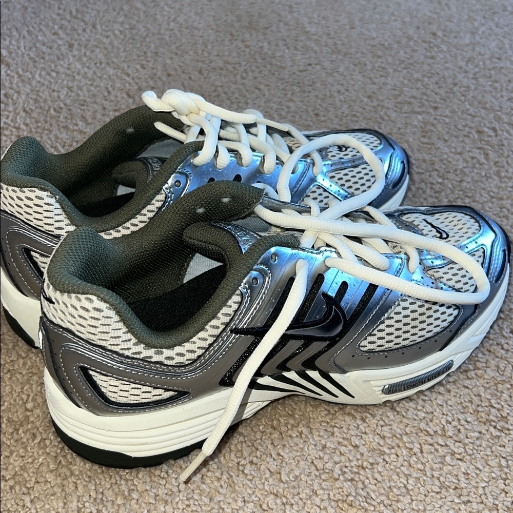 Nike White and Gray Running Shoes - Picture 2 of 8